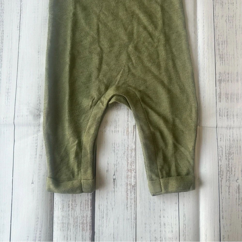 Old Navy Unisex Sleeveless olive green one piece size 6-12 months